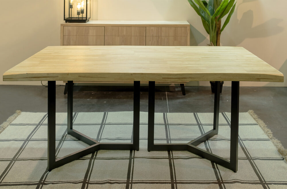 MESA FIJA COMEDOR ARTICO 150 x 90 CM  ROBLE NORDISH / NEGRO TAPA CON FORMAS.