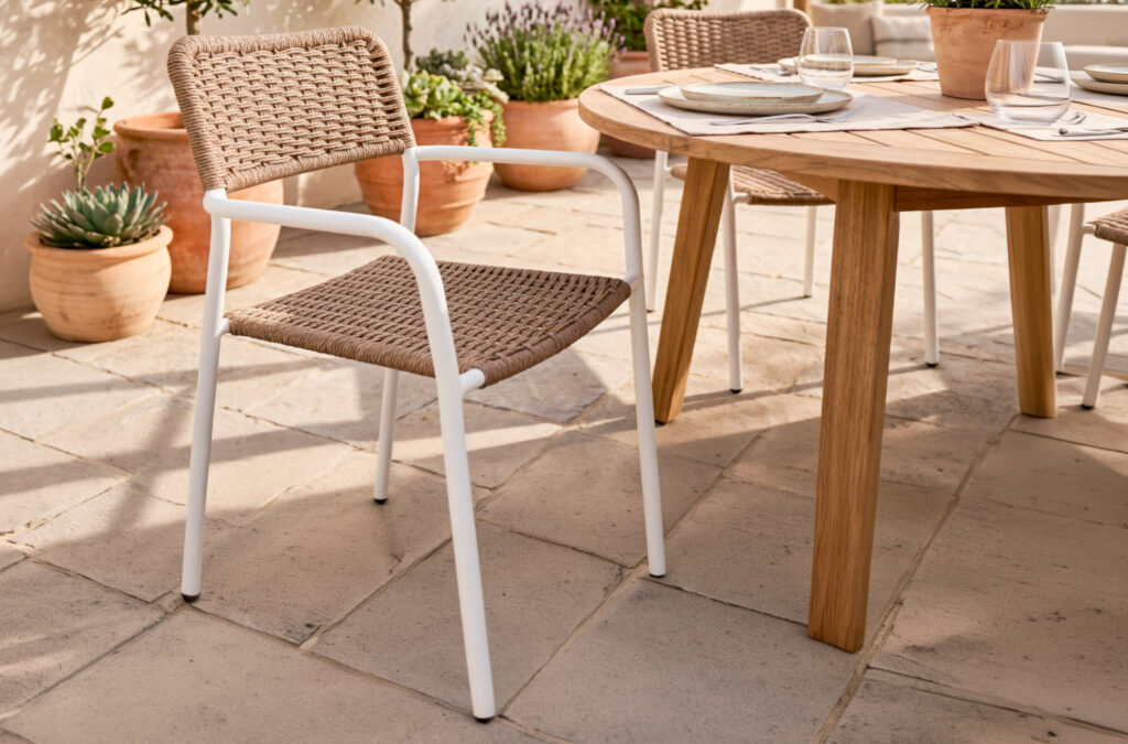 Silla de exterior Sava en mimbre blanco