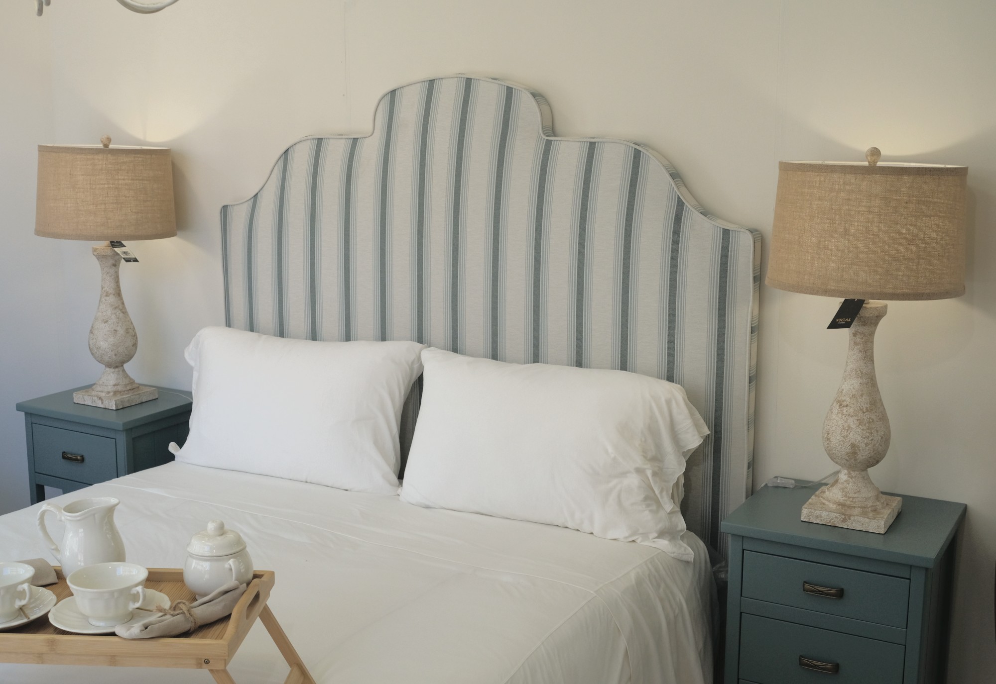 Dormitorio con cabecero de rayas azules